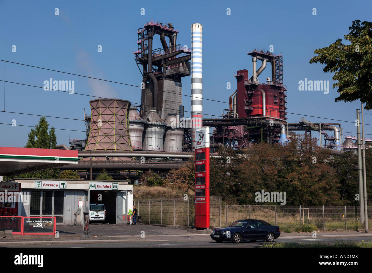 Stazione di benzina di fronte altoforno 8 della Thyssenkrupp Ag in Duisburg Walsum Foto Stock