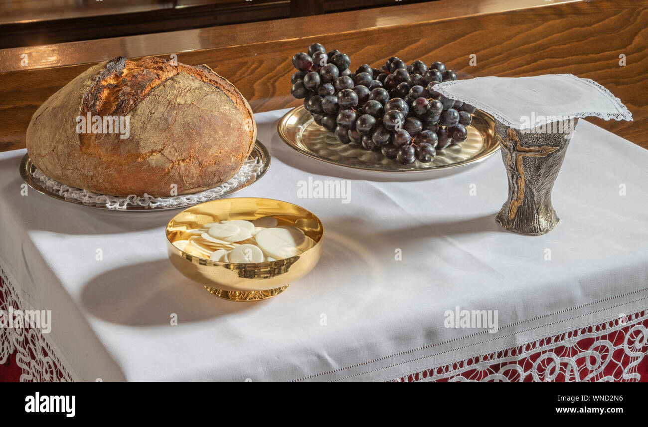 Il pane e il vino - Messa cattolica - i simboli dell Eucaristia. Foto Stock