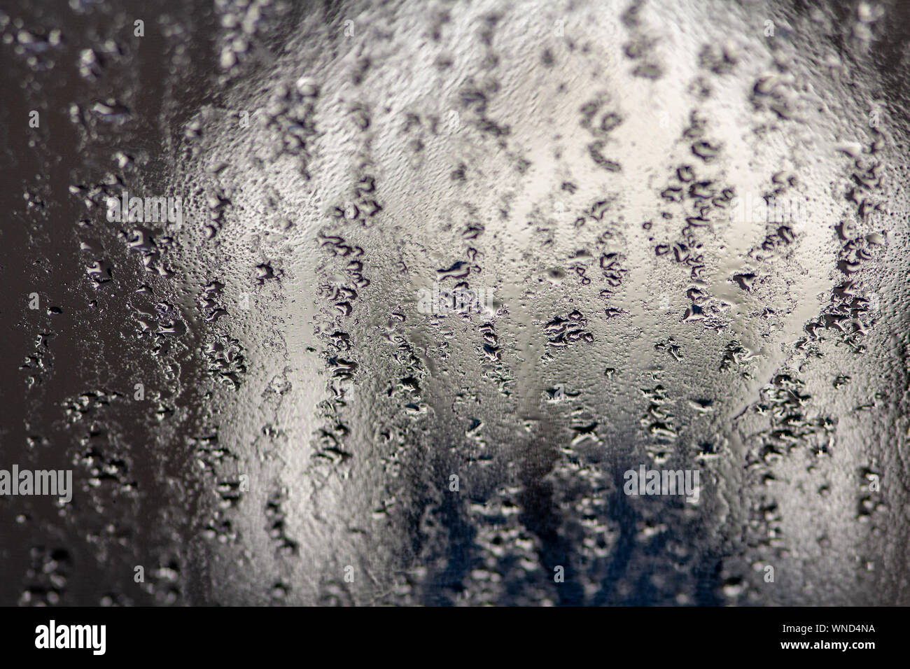Bianco ghiaccio e gocce di acqua sul vetro inverno macro shot con profondità di campo Foto Stock