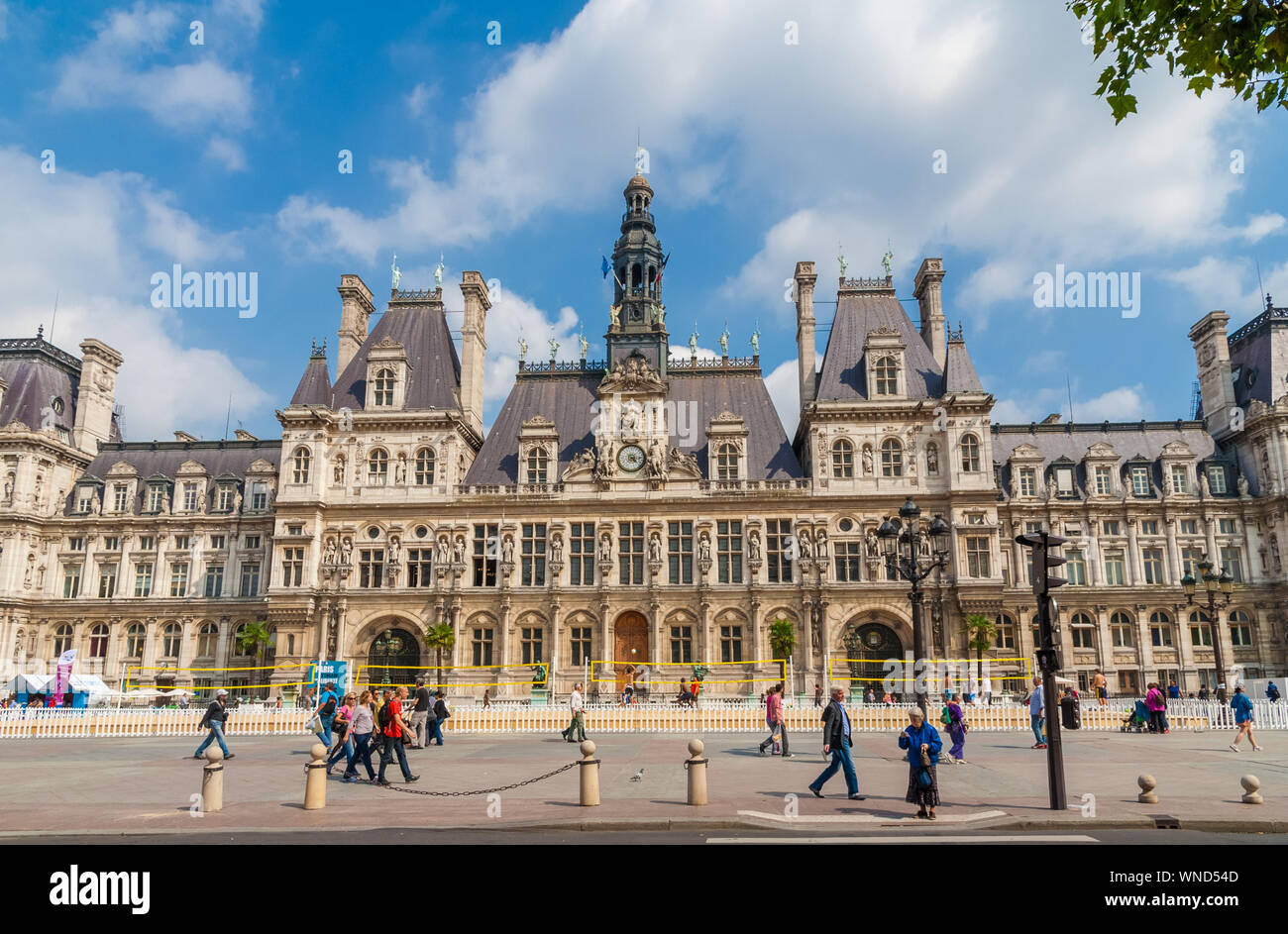 Bella vista dell'Hôtel de Ville, il municipio di Parigi, Francia. Lo storico edificio è sede dell'amministrazione locale, il Sindaco di Parigi e... Foto Stock