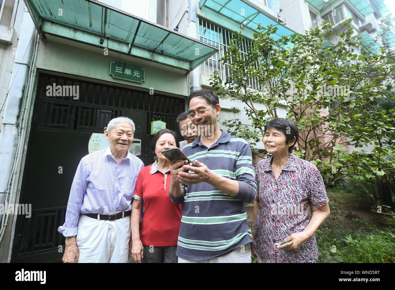 Hangzhou, cinese della Provincia di Zhejiang. 6 Sep, 2019. Yang Fugen mostra online emozione che aveva appena fatto come i suoi vicini si affaccia su di una comunità di Hangzhou, a est della capitale cinese della Provincia di Zhejiang, Sett. 6, 2019. Fugen Yang, 67, mantiene il suo essere vicino con il moderno stile di vita dopo il suo ritiro come un medico. Autore di un centinaio di emozioni online, ha imparato circa lo shopping online, i pagamenti mobili e la condivisione dell'economia. A suo parere, di tenere il passo con il ritmo dell'era di internet rende la sua vita comoda e felice. Credito: Weng Xinyang/Xinhua/Alamy Live News Foto Stock