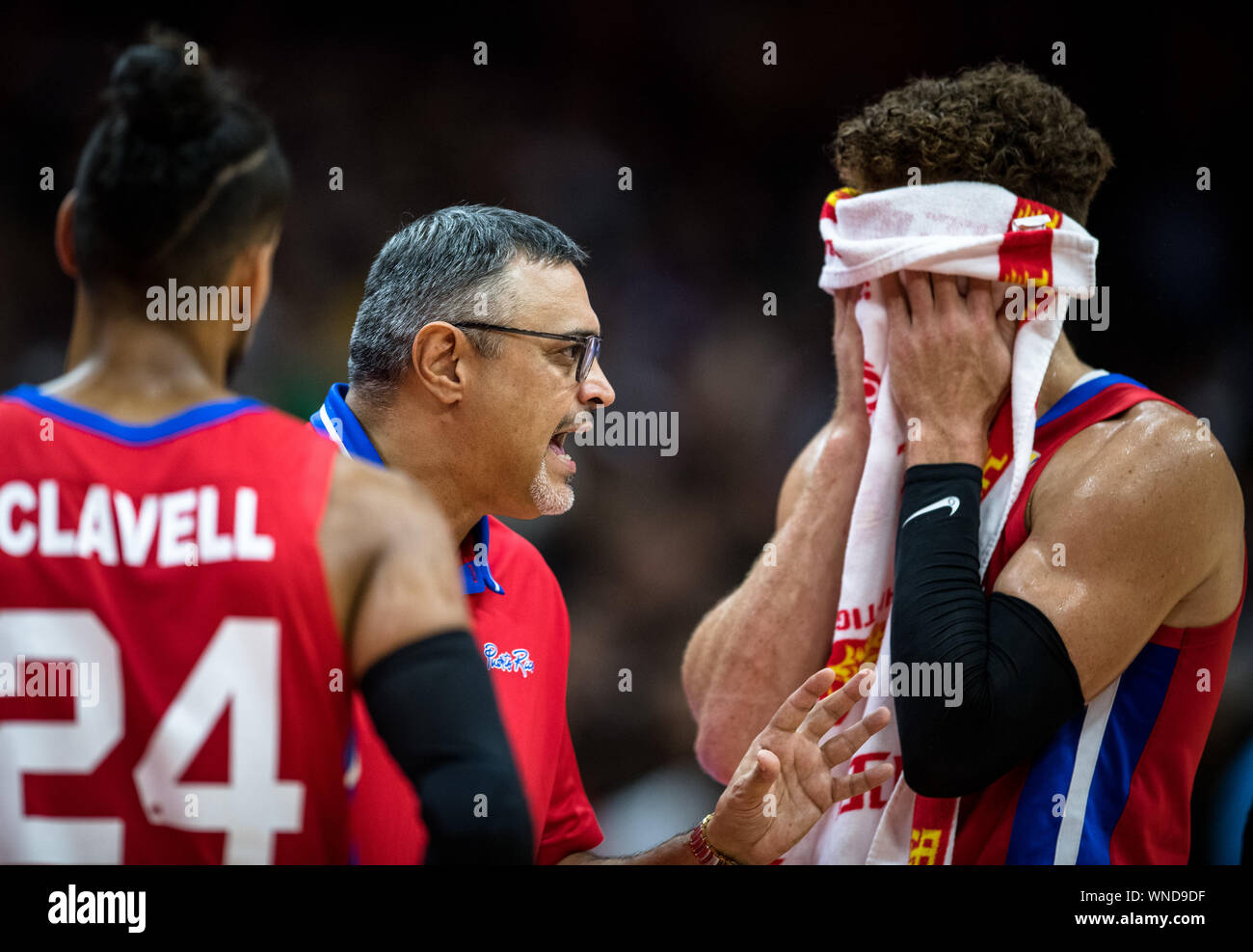(190906) -- WUHAN, Sett. 6, 2019 (Xinhua) -- Eddie Casiano (2 L), allenatore di Puerto Rico dà istruzioni durante il gruppo J match tra Serbia e Puerto Rico al 2019 FIBA World Cup a Wuhan, capitale della Cina centrale della provincia di Hubei, Sett. 6, 2019. (Xinhua/Xiao Yijiu) Foto Stock