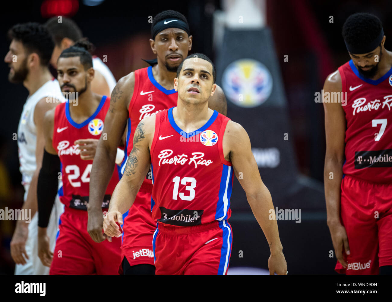 (190906) -- WUHAN, Sett. 6, 2019 (Xinhua) -- Angel Rodriguez (anteriore) di Puerto Rico e compagni reagiscono durante il gruppo J match tra Serbia e Puerto Rico al 2019 FIBA World Cup a Wuhan, capitale della Cina centrale della provincia di Hubei, Sett. 6, 2019. (Xinhua/Xiao Yijiu) Foto Stock