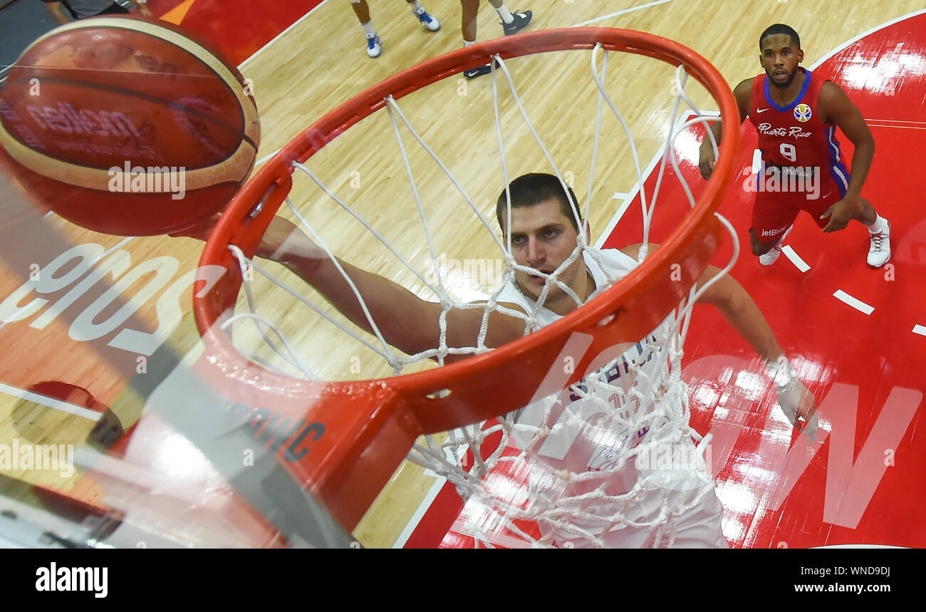 (190906) -- WUHAN, Sett. 6, 2019 (Xinhua) -- Nikola Jokic (fondo) della Serbia va al cestello durante il gruppo J match tra Serbia e Puerto Rico al 2019 FIBA World Cup a Wuhan, capitale della Cina centrale della provincia di Hubei, Sett. 6, 2019. (Xinhua/Cheng min) Foto Stock