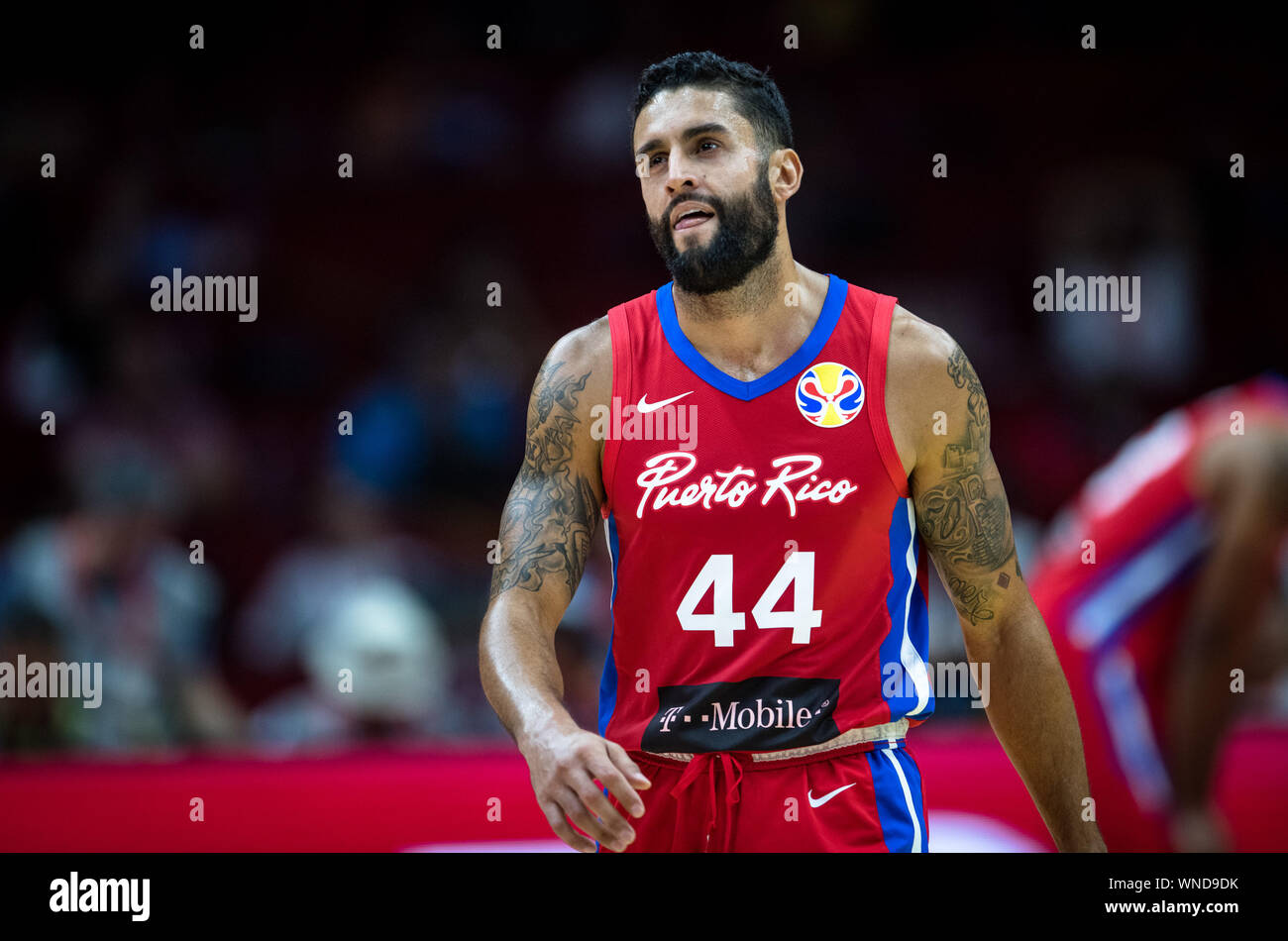 (190906) -- WUHAN, Sett. 6, 2019 (Xinhua) -- Javier Mojica di Puerto Rico reagisce durante il gruppo J match tra Serbia e Puerto Rico al 2019 FIBA World Cup a Wuhan, capitale della Cina centrale della provincia di Hubei, Sett. 6, 2019. (Xinhua/Xiao Yijiu) Foto Stock