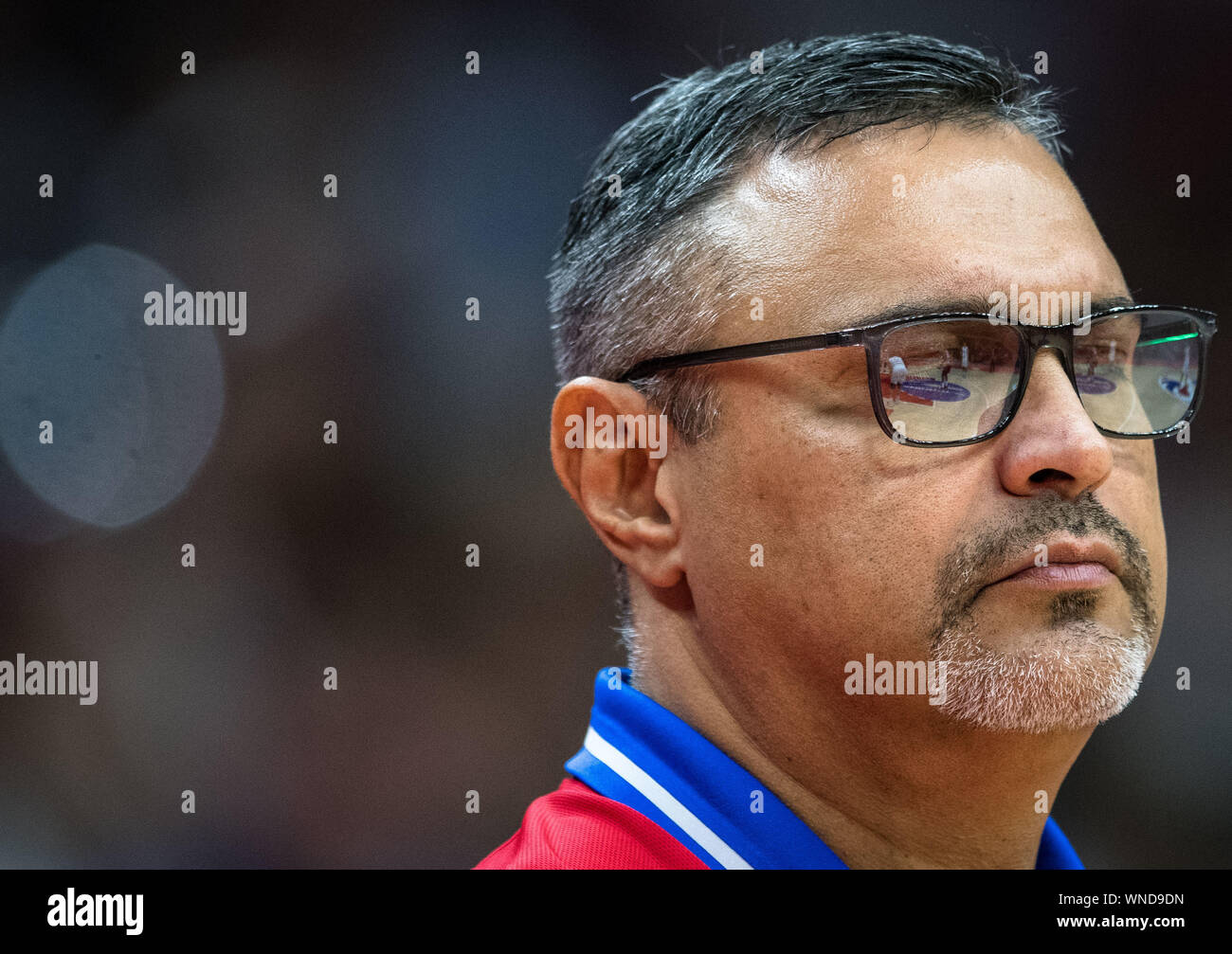 (190906) -- WUHAN, Sett. 6, 2019 (Xinhua) -- Eddie Casiano, allenatore di Puerto Rico reagisce durante il gruppo J match tra Serbia e Puerto Rico al 2019 FIBA World Cup a Wuhan, capitale della Cina centrale della provincia di Hubei, Sett. 6, 2019. (Xinhua/Xiao Yijiu) Foto Stock