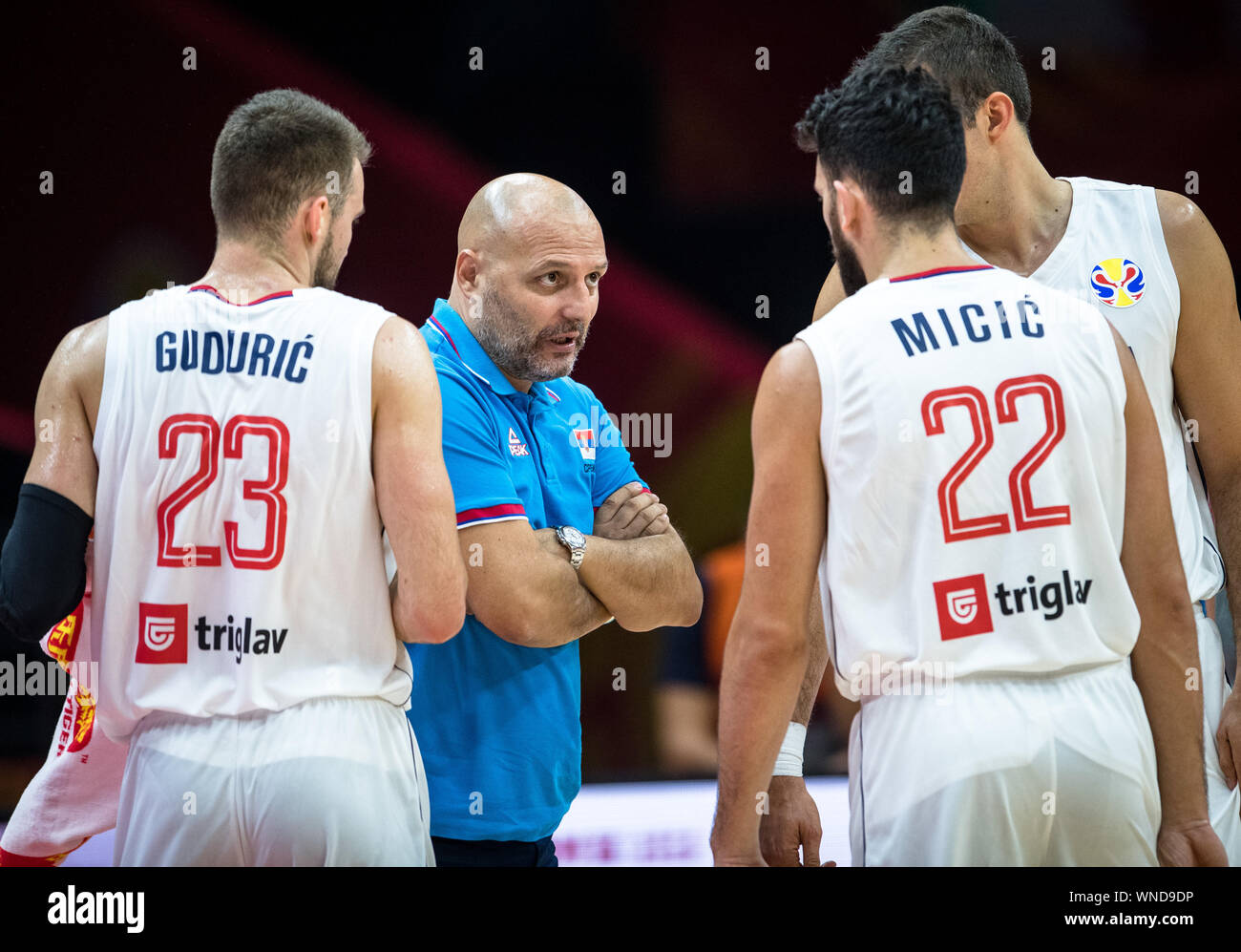 (190906) -- WUHAN, Sett. 6, 2019 (Xinhua) -- Sasha Djordjevic (2 L), allenatore della Serbia fornisce le istruzioni durante il gruppo J match tra Serbia e Puerto Rico al 2019 FIBA World Cup a Wuhan, capitale della Cina centrale della provincia di Hubei, Sett. 6, 2019. (Xinhua/Xiao Yijiu) Foto Stock