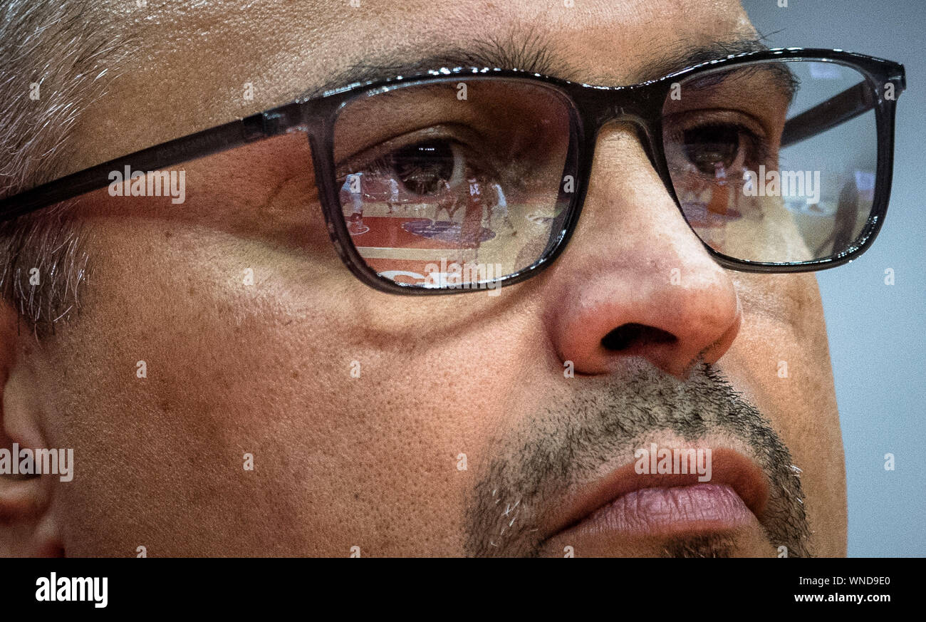 (190906) -- WUHAN, Sett. 6, 2019 (Xinhua) -- Eddie Casiano, allenatore di Puerto Rico si affaccia su durante il gruppo J match tra Serbia e Puerto Rico al 2019 FIBA World Cup a Wuhan, capitale della Cina centrale della provincia di Hubei, Sett. 6, 2019. (Xinhua/Xiao Yijiu) Foto Stock
