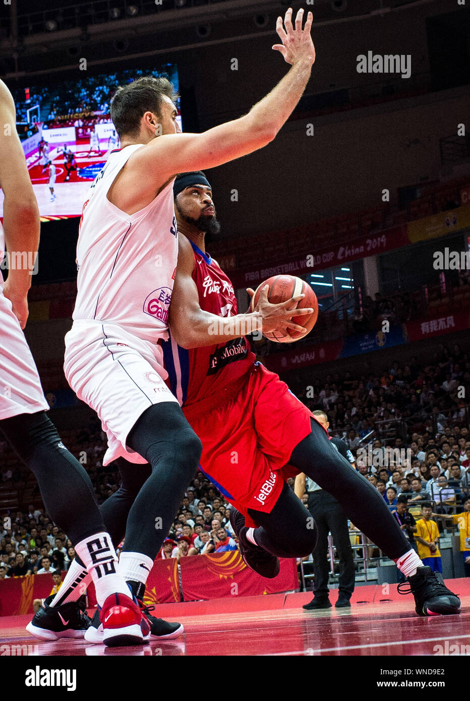 (190906) -- WUHAN, Sett. 6, 2019 (Xinhua) -- Devon Collier (R) di Puerto Rico si rompe durante il gruppo J match tra Serbia e Puerto Rico al 2019 FIBA World Cup a Wuhan, capitale della Cina centrale della provincia di Hubei, Sett. 6, 2019. (Xinhua/Xiao Yijiu) Foto Stock