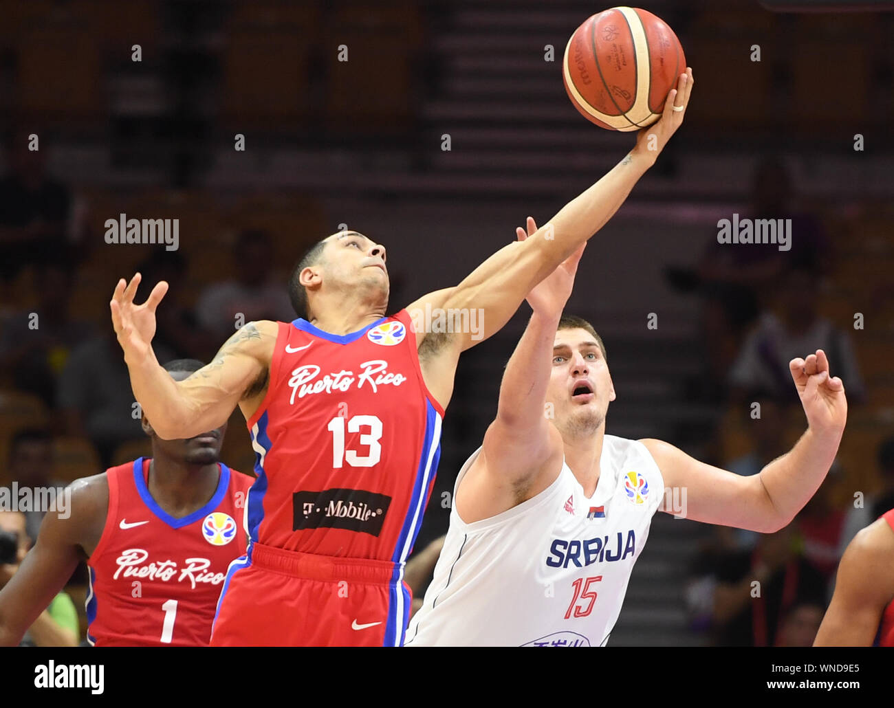 (190906) -- WUHAN, Sett. 6, 2019 (Xinhua) -- Angel Rodriguez (C) di Puerto Rico compete con Nikola Jokic (R) di Serbia durante il gruppo J match tra Serbia e Puerto Rico al 2019 FIBA World Cup a Wuhan, capitale della Cina centrale della provincia di Hubei, Sett. 6, 2019. (Xinhua/Cheng min) Foto Stock