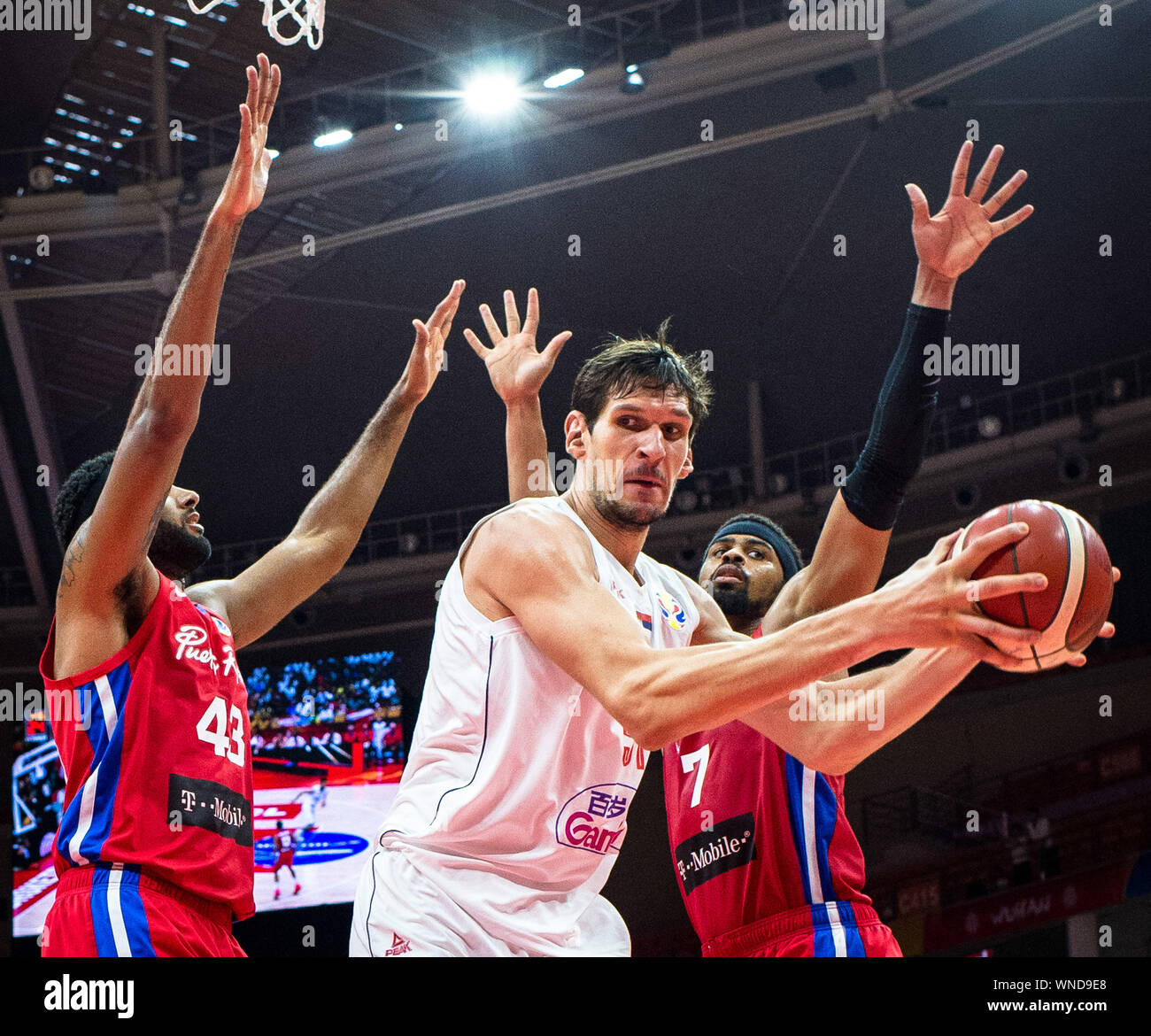 (190906) -- WUHAN, Sett. 6, 2019 (Xinhua) -- Boban Marjanovic (C) di Serbia controlla la sfera durante il gruppo J match tra Serbia e Puerto Rico al 2019 FIBA World Cup a Wuhan, capitale della Cina centrale della provincia di Hubei, Sett. 6, 2019. (Xinhua/Xiao Yijiu) Foto Stock