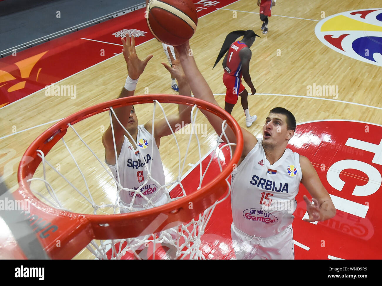 (190906) -- WUHAN, Sett. 6, 2019 (Xinhua) -- Nikola Jokic (R) di Serbia va al cestello durante il gruppo J match tra Serbia e Puerto Rico al 2019 FIBA World Cup a Wuhan, capitale della Cina centrale della provincia di Hubei, Sett. 6, 2019. (Xinhua/Cheng min) Foto Stock