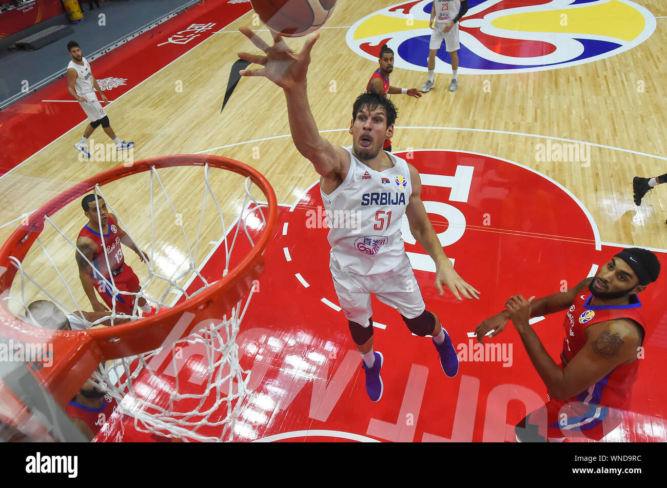 (190906) -- WUHAN, Sett. 6, 2019 (Xinhua) -- Boban Marjanovic (parte superiore) della Serbia va al cestello durante il gruppo J match tra Serbia e Puerto Rico al 2019 FIBA World Cup a Wuhan, capitale della Cina centrale della provincia di Hubei, Sett. 6, 2019. (Xinhua/Cheng min) Foto Stock