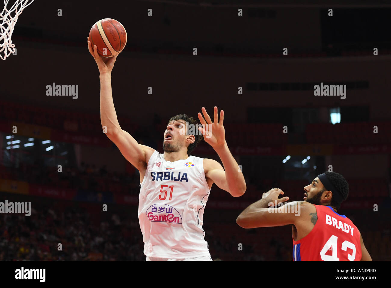 (190906) -- WUHAN, Sett. 6, 2019 (Xinhua) -- Boban Marjanovic (L) di Serbia va al cestello durante il gruppo J match tra Serbia e Puerto Rico al 2019 FIBA World Cup a Wuhan, capitale della Cina centrale della provincia di Hubei, Sett. 6, 2019. (Xinhua/Cheng min) Foto Stock
