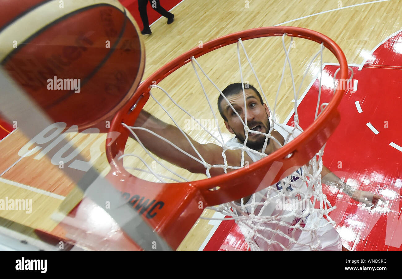 (190906) -- WUHAN, Sett. 6, 2019 (Xinhua) -- Stefan Bircevic di Serbia va al cestello durante il gruppo J match tra Serbia e Puerto Rico al 2019 FIBA World Cup a Wuhan, capitale della Cina centrale della provincia di Hubei, Sett. 6, 2019. (Xinhua/Cheng min) Foto Stock
