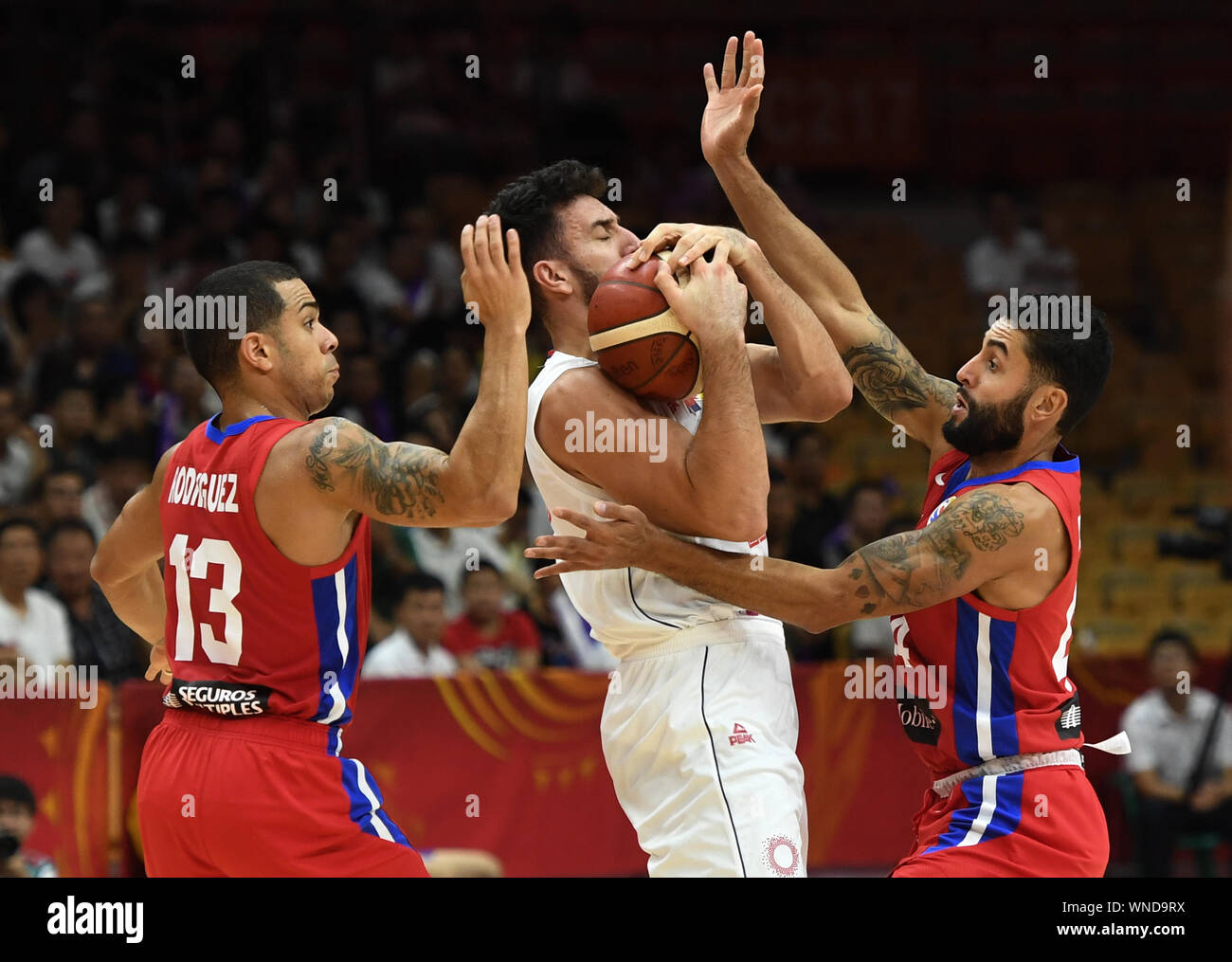 (190906) -- WUHAN, Sett. 6, 2019 (Xinhua) -- Vasilije Micic (C) di Serbia controlla la sfera durante il gruppo J match tra Serbia e Puerto Rico al 2019 FIBA World Cup a Wuhan, capitale della Cina centrale della provincia di Hubei, Sett. 6, 2019. (Xinhua/Cheng min) Foto Stock