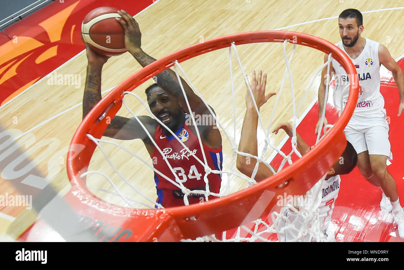 (190906) -- WUHAN, Sett. 6, 2019 (Xinhua) -- Renaldo Balkman (1L) di Puerto Rico va al cestello durante il gruppo J match tra Serbia e Puerto Rico al 2019 FIBA World Cup a Wuhan, capitale della Cina centrale della provincia di Hubei, Sett. 6, 2019. (Xinhua/Cheng min) Foto Stock