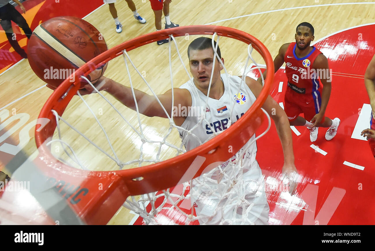 (190906) -- WUHAN, Sett. 6, 2019 (Xinhua) -- Nikola Jokic (fondo) della Serbia va al cestello durante il gruppo J match tra Serbia e Puerto Rico al 2019 FIBA World Cup a Wuhan, capitale della Cina centrale della provincia di Hubei, Sett. 6, 2019. (Xinhua/Cheng min) Foto Stock