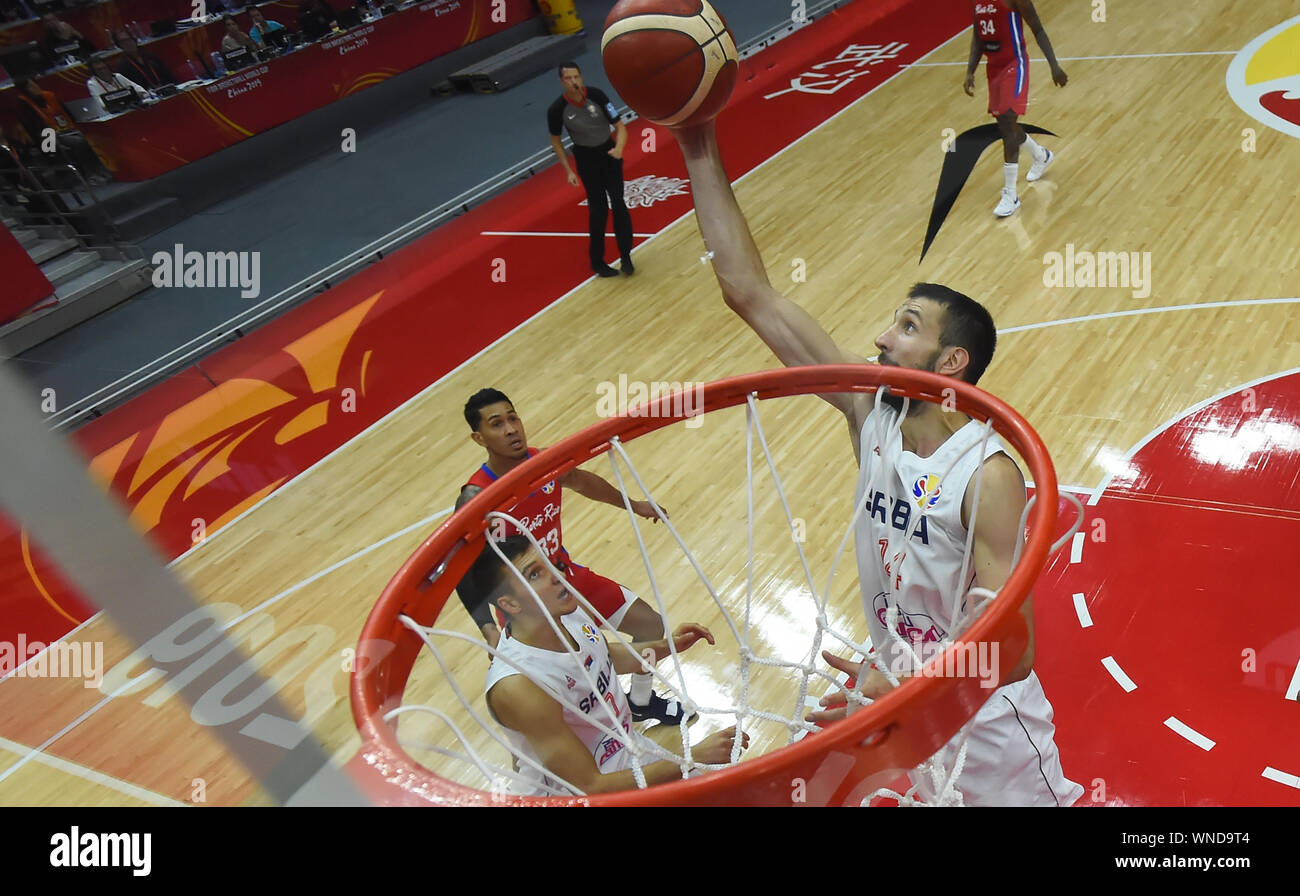(190906) -- WUHAN, Sett. 6, 2019 (Xinhua) -- Stefan Bircevic (R) di Serbia va al cestello durante il gruppo J match tra Serbia e Puerto Rico al 2019 FIBA World Cup a Wuhan, capitale della Cina centrale della provincia di Hubei, Sett. 6, 2019. (Xinhua/Cheng min) Foto Stock