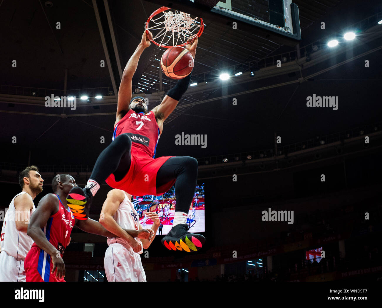 (190906) -- WUHAN, Sett. 6, 2019 (Xinhua) -- Devon Collier (superiore) di Puerto Rico schiacciate durante il gruppo J match tra Serbia e Puerto Rico al 2019 FIBA World Cup a Wuhan, capitale della Cina centrale della provincia di Hubei, Sett. 6, 2019. (Xinhua/Xiao Yijiu) Foto Stock