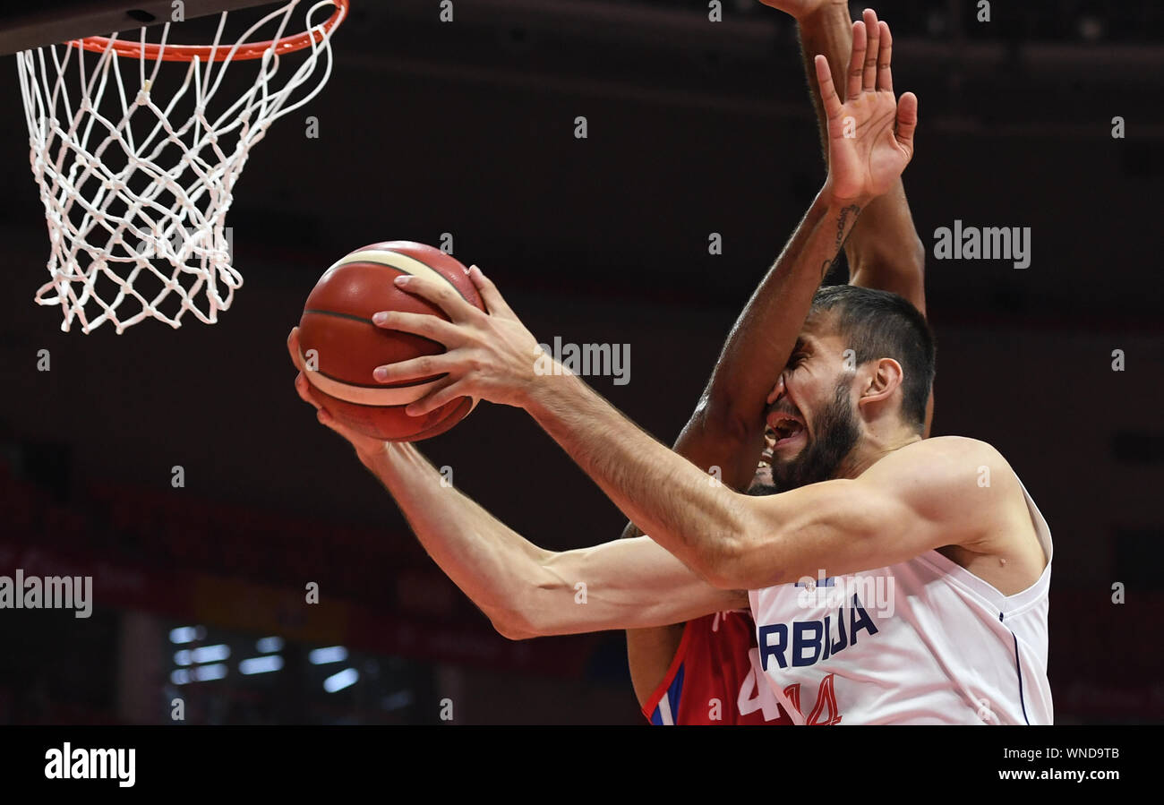 (190906) -- WUHAN, Sett. 6, 2019 (Xinhua) -- Stefan Bircevic (anteriore) della Serbia va al cestello durante il gruppo J match tra Serbia e Puerto Rico al 2019 FIBA World Cup a Wuhan, capitale della Cina centrale della provincia di Hubei, Sett. 6, 2019. (Xinhua/Cheng min) Foto Stock