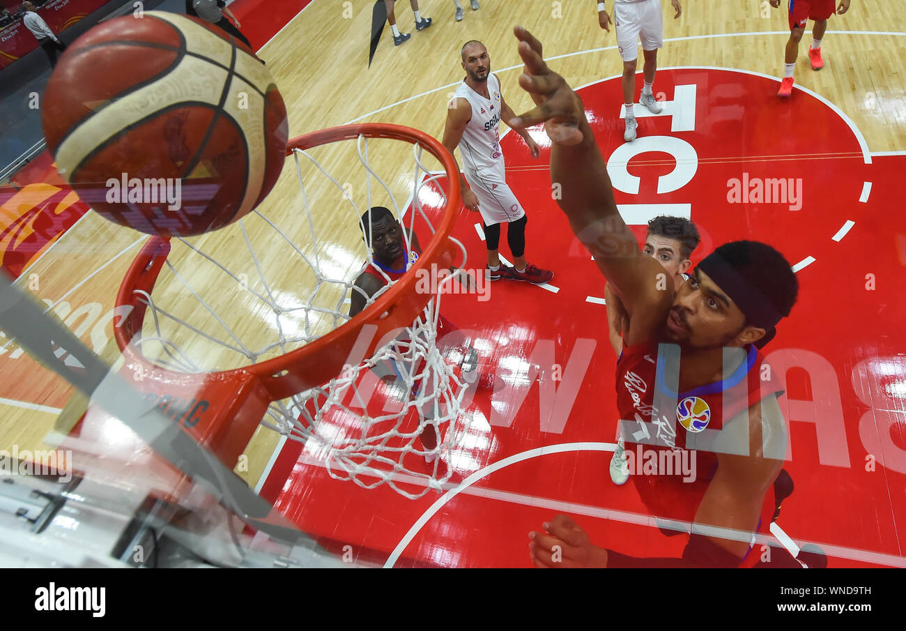 (190906) -- WUHAN, Sett. 6, 2019 (Xinhua) -- Devon Collier (R) di Puerto Rico va al cestello durante il gruppo J match tra Serbia e Puerto Rico al 2019 FIBA World Cup a Wuhan, capitale della Cina centrale della provincia di Hubei, Sett. 6, 2019. (Xinhua/Cheng min) Foto Stock
