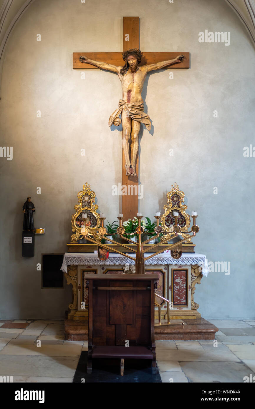 Bressanone - Bressanone, Italia - 31 agosto 2019: Gli interni della cattedrale, Cristo crocifisso sulla croce e altare. In Alto Adige, Trentino Alto Adige Foto Stock