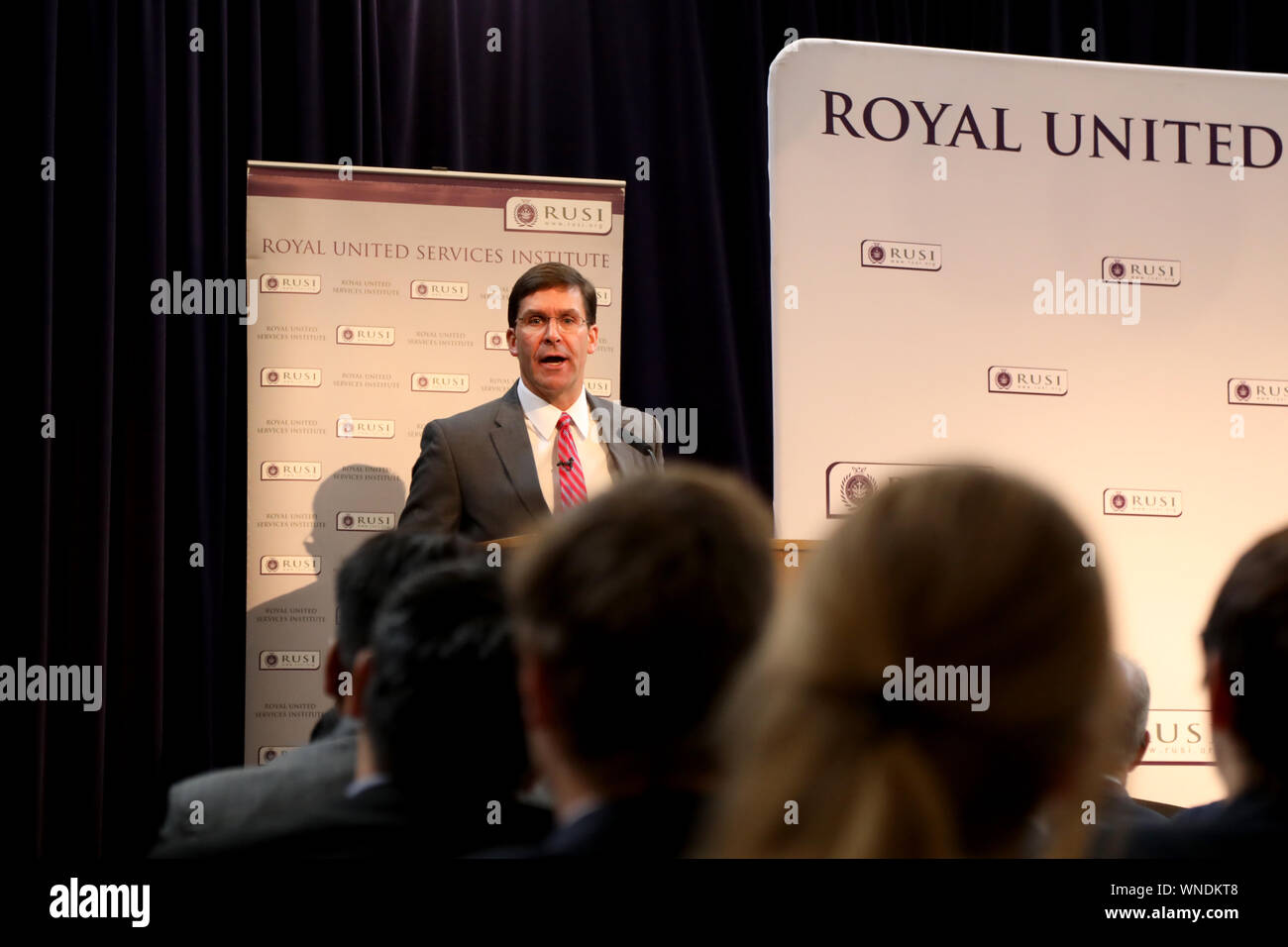 London / UK - 6 Settembre 2019: Mark Esper, il Segretario alla difesa degli Stati Uniti, parlando al Royal United Services Institute Foto Stock