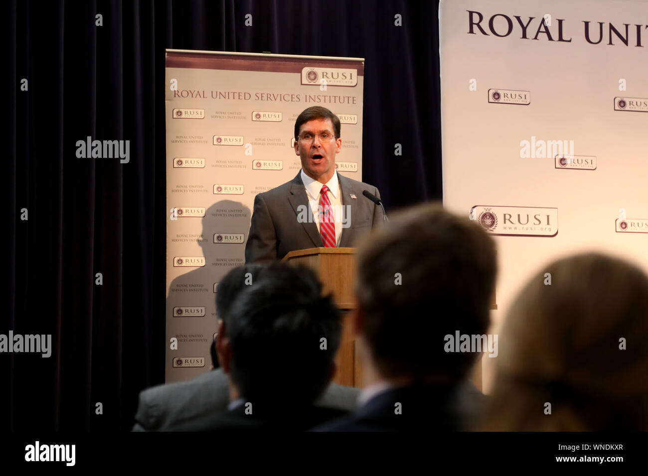 London / UK - 6 Settembre 2019: Mark Esper, il Segretario alla difesa degli Stati Uniti, parlando al Royal United Services Institute Foto Stock