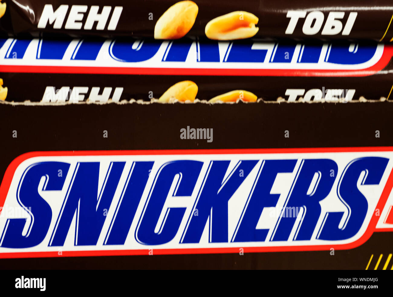 Snickers bar è visto su scaffale del negozio Foto Stock