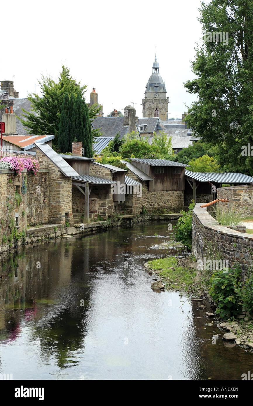 Lavare le case sul fiume Sienne da vicino a Rue des Quais, Villedieu les Poelles, Manche, Normandia, Francia Foto Stock