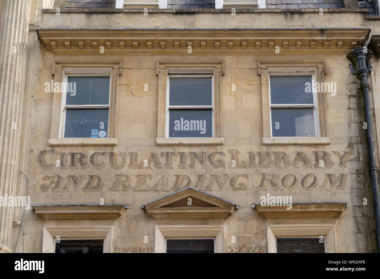 La biblioteca circolante e sala lettura ghost segno sulla strada Milsolm Bath Somerset REGNO UNITO Foto Stock