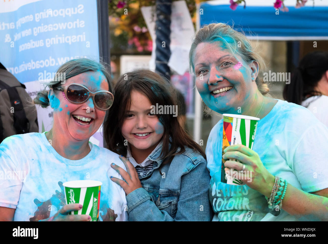 I concorrenti per la Devizes COLOUR RUN Foto Stock