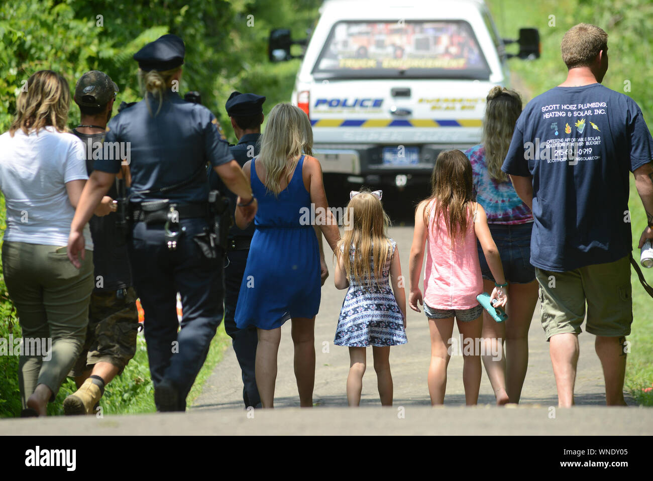 Una folla si riunisce su una proprietà durante una ricerca di quattro uomini scomparsi lunedì 10 luglio 2017 in una proprietà a Solebury, Pennsylvania. (Foto di William Tho Foto Stock