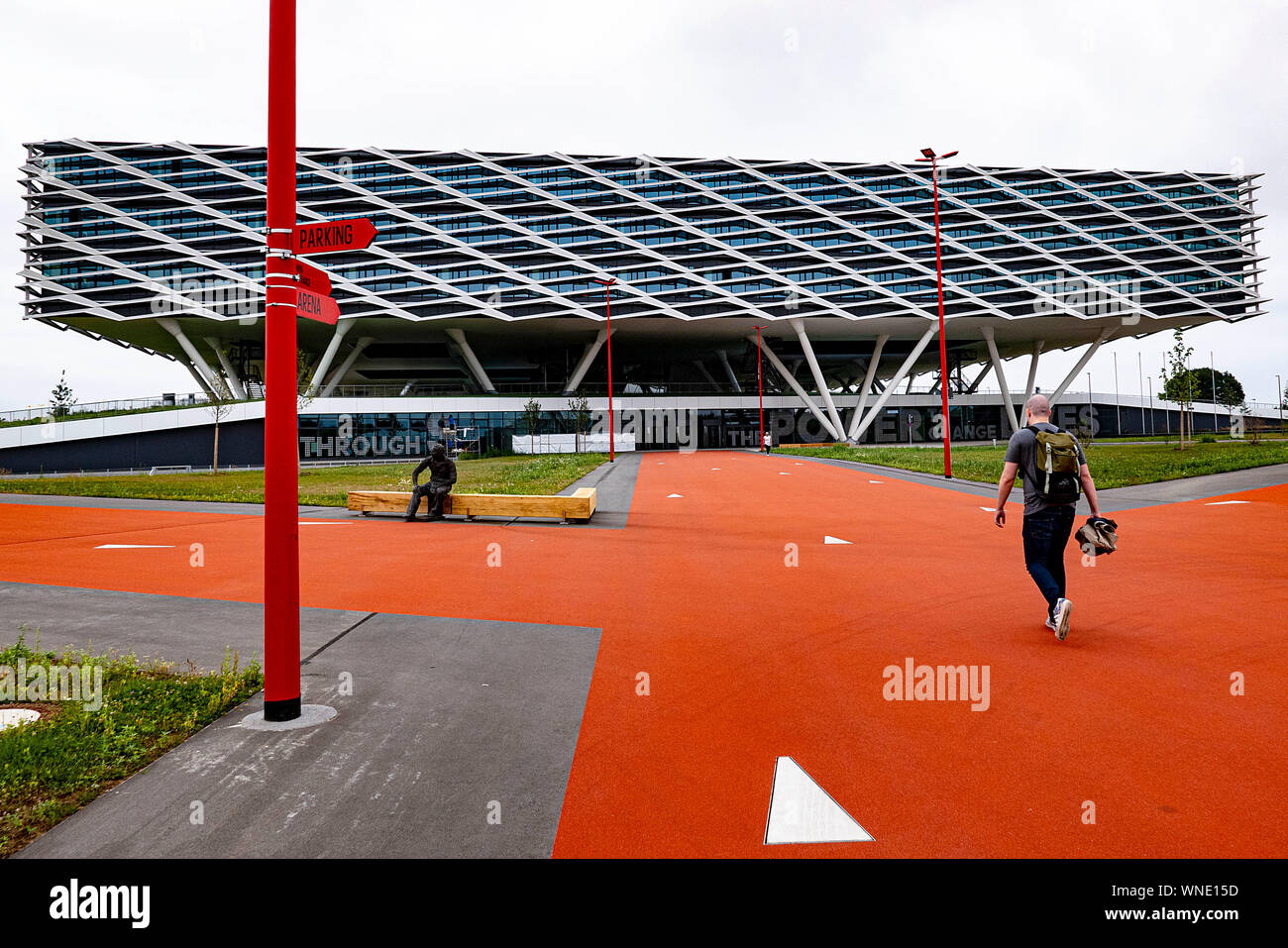 Herzogenaurach, Deutschland. 29 Luglio, 2019. Adidas Arena, Adidas AG's edificio amministrativo che ricorda quello di uno stadio di calcio allo stadio di calcio, ha una dimensione di 52.000 metri quadrati e ospita più di duemila dipendenti; è parte del "mondo dello sport"; Herzogenaurach su 29.07.2019; | Utilizzo di credito in tutto il mondo: dpa/Alamy Live News Foto Stock