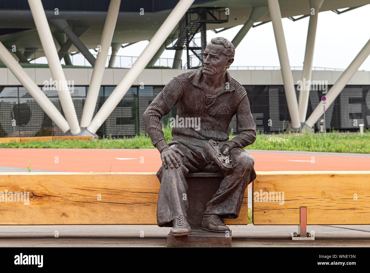 Statua, monumento del fondatore dell'azienda (fondatore) Adi Dassler  davanti all'arena; Adidas Arena, l'edificio amministrativo dell'Adidas AG,  reminiscenza di un pallone da calcio arena, lo stadio di calcio, ha una  dimensione di 52.000