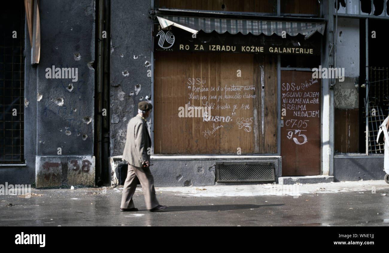 18 Maggio 1993 Durante l'assedio di Sarajevo: anti-graffiti serba scritto su un imbarcati-up shop anteriore su Maršala Tita Street nel centro della citta'. Essa è indirizzata a Radovan Karadžić di SDS (serbo Partito Democratico). Foto Stock