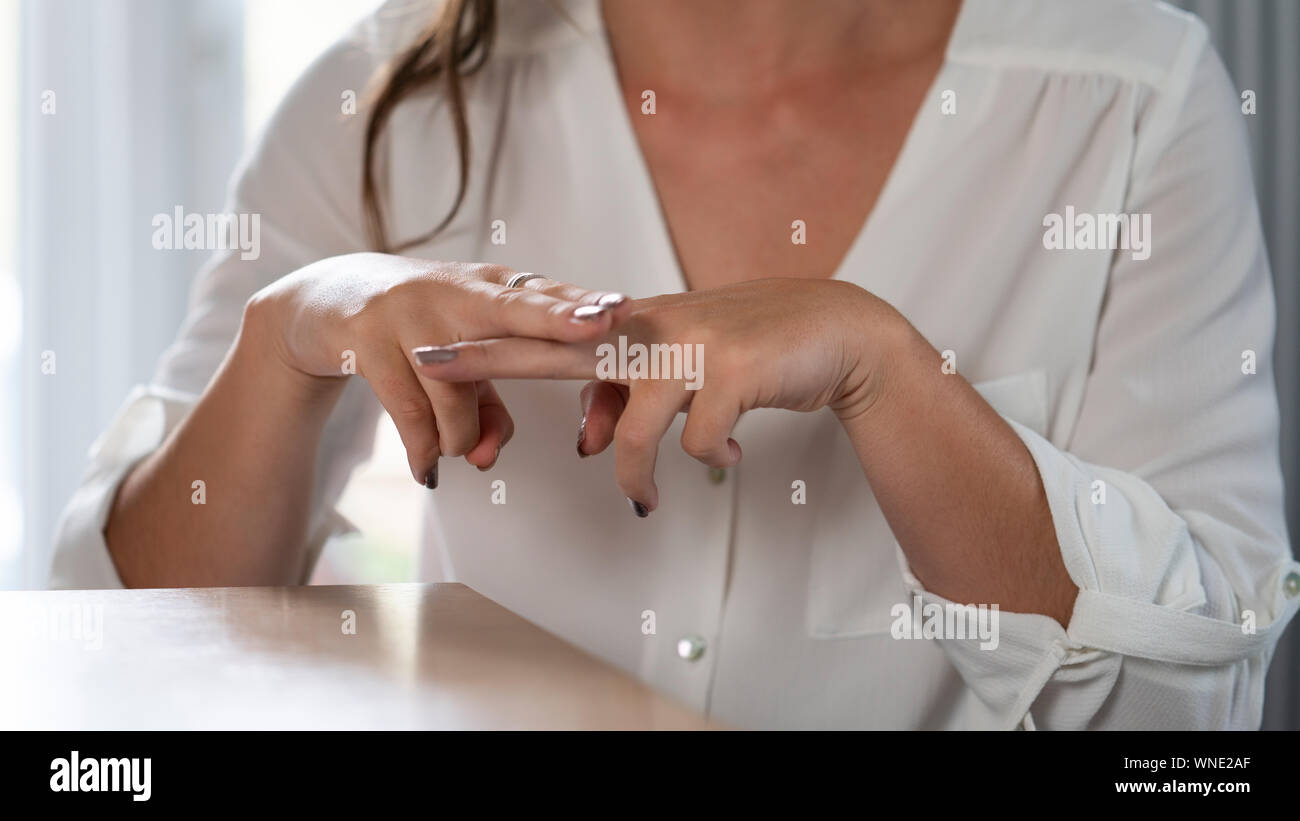 Chiudere UpOf donna avente la conversazione a casa utilizzando il linguaggio dei segni Foto Stock