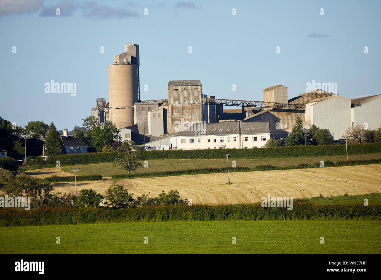 Barrow villaggio parrocchia civile Ribble Valley district Lancashire, Inghilterra Hanson cemento, Clitheroe visto dalla campagna vicino a Waddington Foto Stock