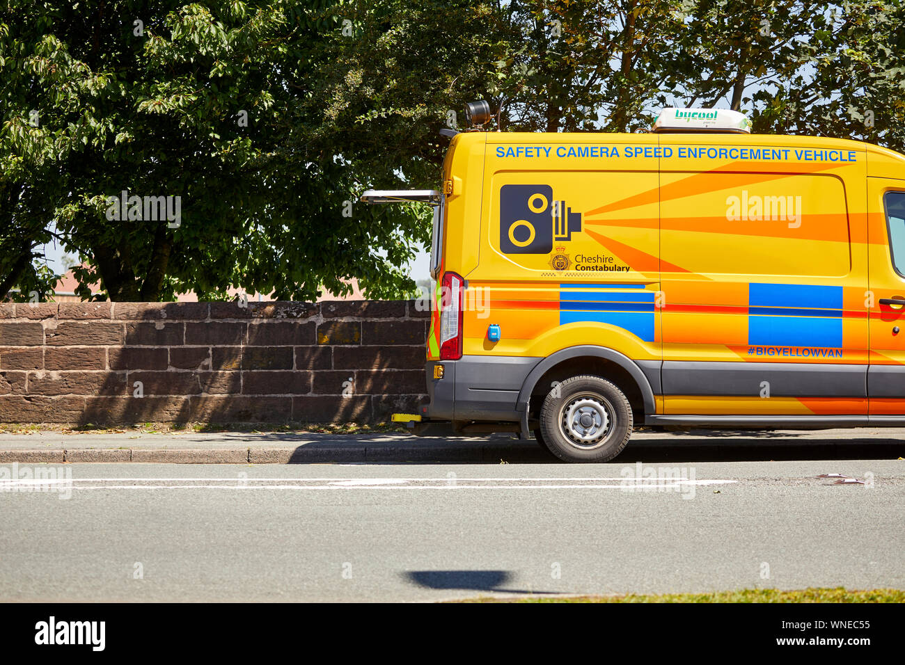 Cheshire Constabulary autovelox velocità giallo applicazione fotocamera van lavorando in Warrington Foto Stock