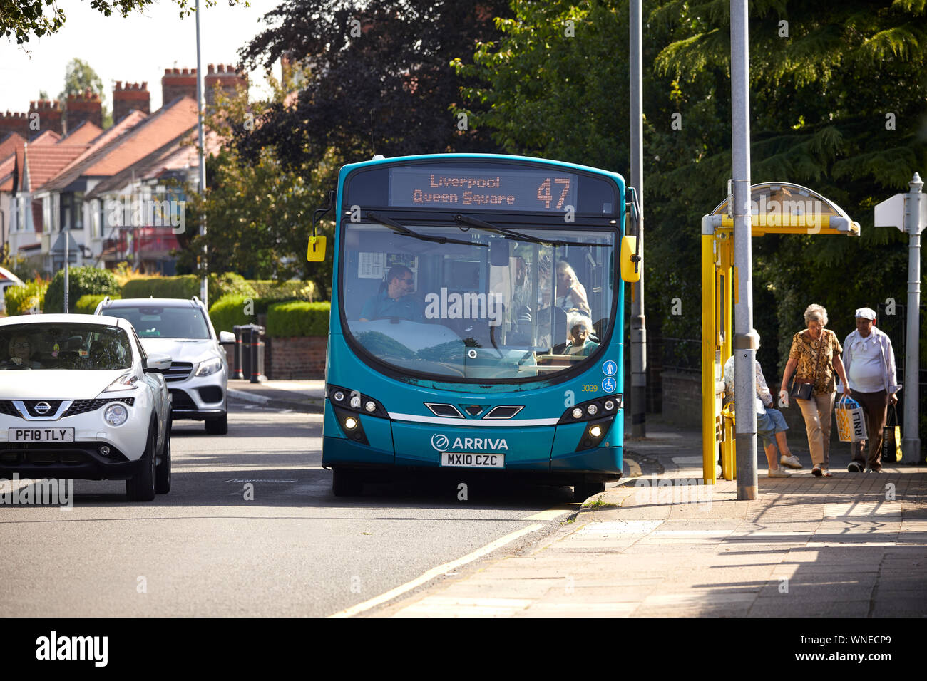 Arriva single decker bus Route 47 per Liverpool Queens Square , Sefton, Merseyside England. Foto Stock