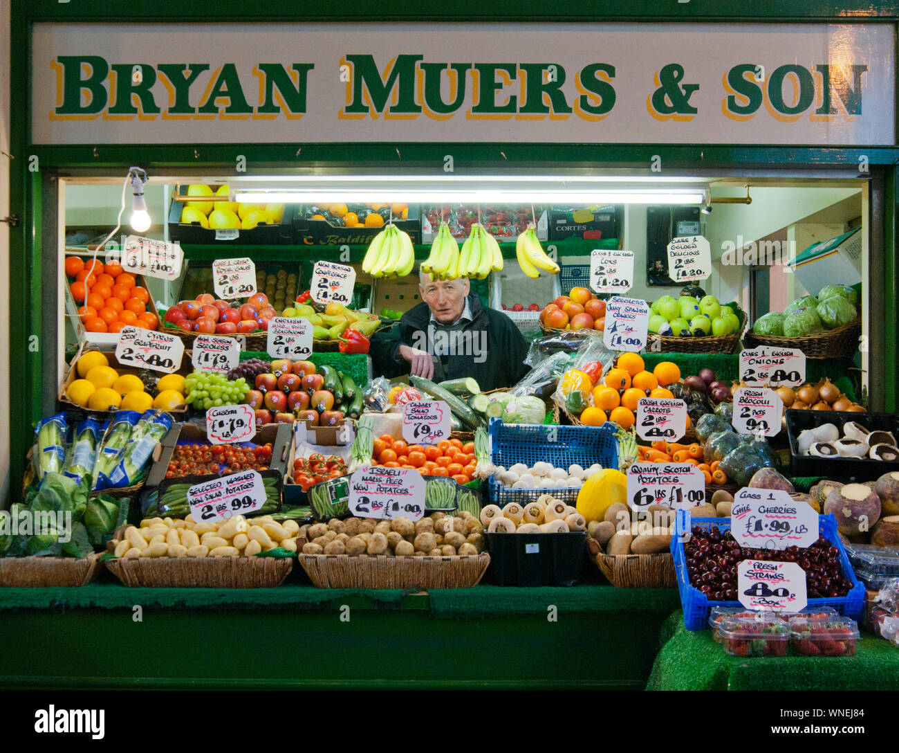 Frutta e verdura. Prezzi, Grainger Mercato, Newcastle, 2012 Foto Stock