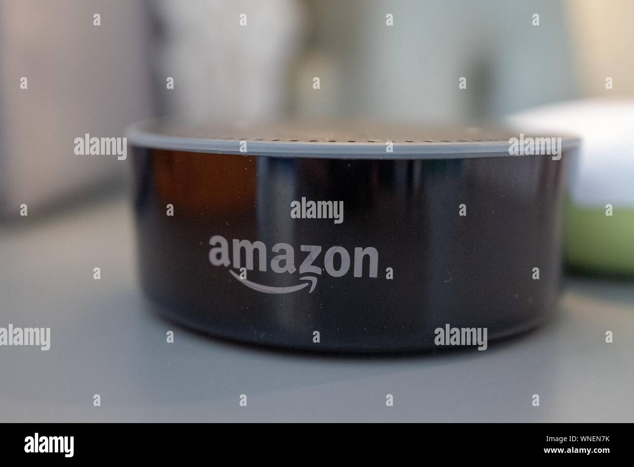 Close-up di prima generazione di Amazon Eco Dot smart speaker grigio sulla superficie di legno in una casa intelligente a San Ramon, California, 27 agosto 2019. () Foto Stock