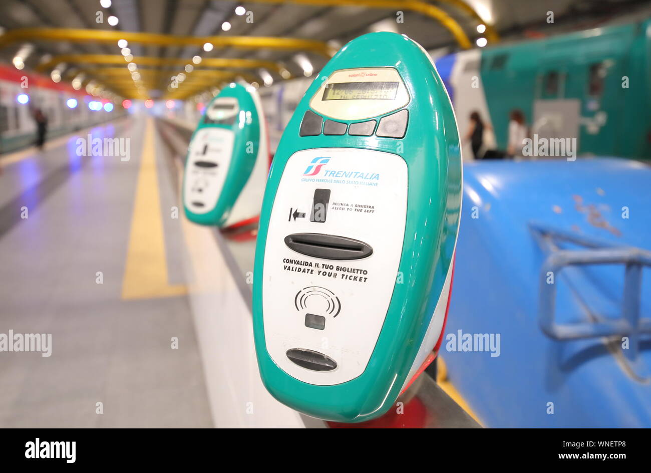 Treno Trenitalia la convalida del biglietto macchina all'aeroporto Leonardo  da Vinci di Fiumicino alla stazione ferroviaria Roma Italia Foto stock -  Alamy