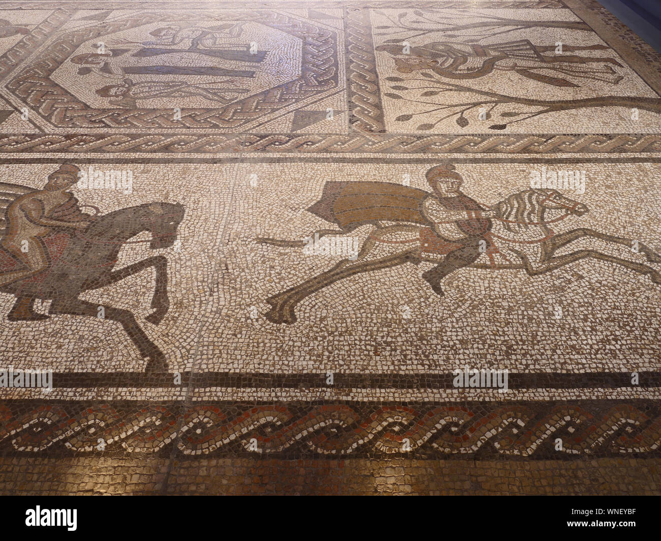Prosciutto di bassa mosaico romano, Didone e Enea, fotografato in Somerset County Museum Taunton, Somerset, Inghilterra, Regno Unito. Bassi livelli di illuminazione Foto Stock