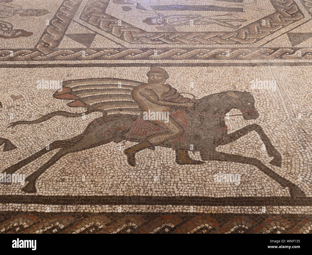 Prosciutto di bassa mosaico romano, Didone e Enea, fotografato in Somerset County Museum Taunton, Somerset, Inghilterra, Regno Unito. Bassi livelli di illuminazione Foto Stock