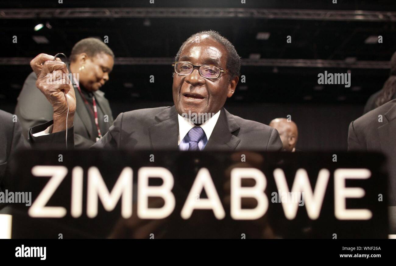 Il Presidente dello Zimbabwe Robert Mugabe assiste il cerimoniale di apertura del ministro la conferenza ONU Conferenza mondiale sul clima di Copenhagen, Danimarca, 15 dicembre 2009. La conferenza è entrato nella sua fase cruciale. Foto: KAY NIETFELD | in tutto il mondo di utilizzo (Kay Nietfeld/IPA/fotogramma, Copenaghen - 2017-11-22) ps la foto può essere utilizzato nel rispetto del contesto in cui è stato preso e senza intento diffamatorio del decoro delle persone rappresentate (Kay Nietfeld/IPA/fotogramma, archivio fotografico - 2019-09-06) p.s. la foto e' utilizzabile nel rispetto del contesto in cui e' stata scattat Foto Stock