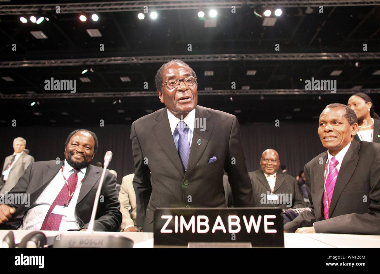 Il Presidente dello Zimbabwe Robert Mugabe (C) assiste il cerimoniale di apertura del ministro la conferenza ONU Conferenza mondiale sul clima di Copenhagen, Danimarca, 15 dicembre 2009. La conferenza è entrato nella sua fase cruciale. Foto: KAY NIETFELD | in tutto il mondo di utilizzo (Kay Nietfeld/IPA/fotogramma, Copenaghen - 2017-11-22) ps la foto può essere utilizzato nel rispetto del contesto in cui è stato preso e senza intento diffamatorio del decoro delle persone rappresentate (Kay Nietfeld/IPA/fotogramma, archivio fotografico - 2019-09-06) p.s. la foto e' utilizzabile nel rispetto del contesto in cui e' stata sca Foto Stock