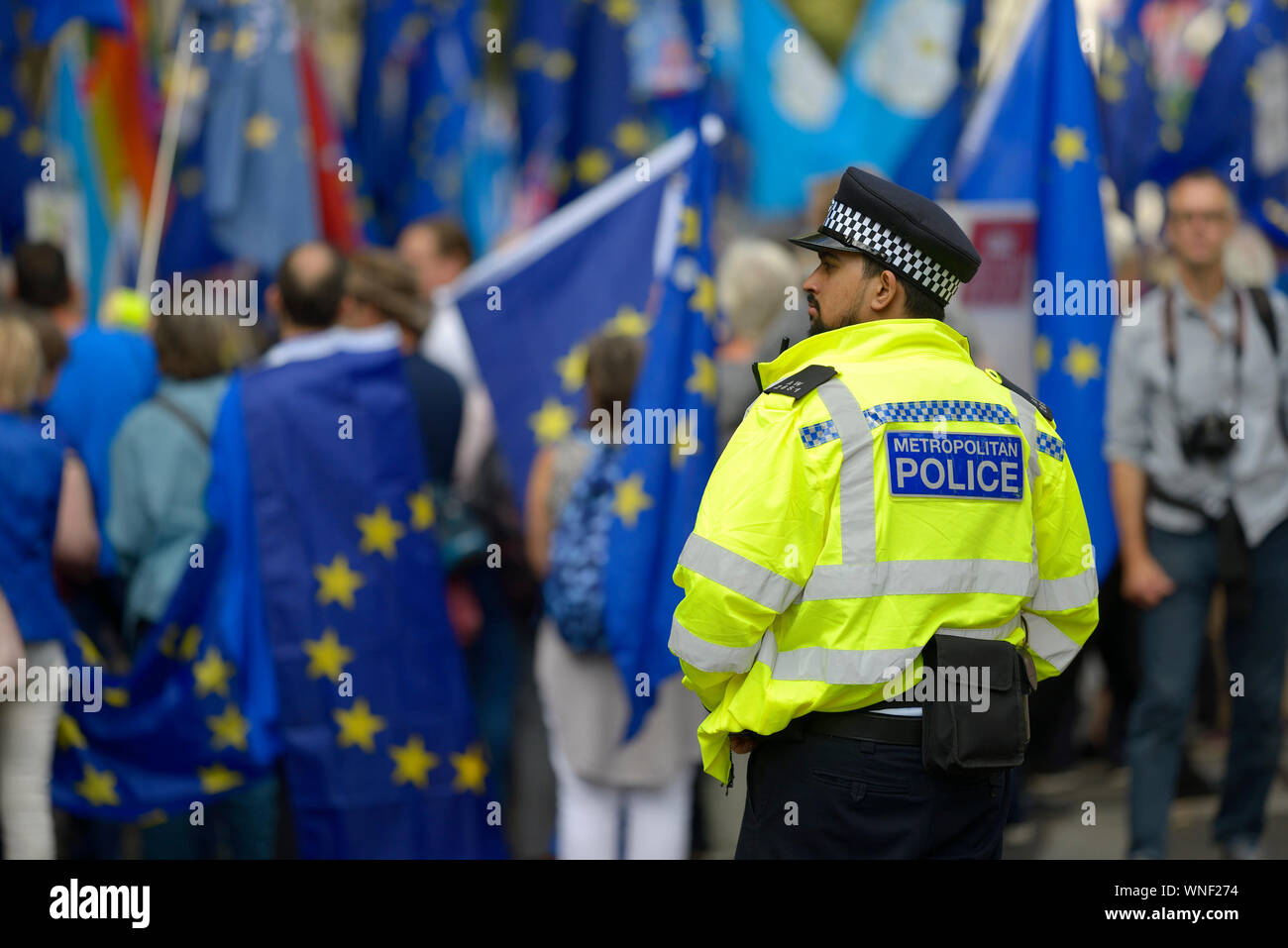 Londra, Inghilterra, Regno Unito. Asian funzionario di polizia a un anti-Brexit nel rally di Whitehall, Settembre 2019 Foto Stock