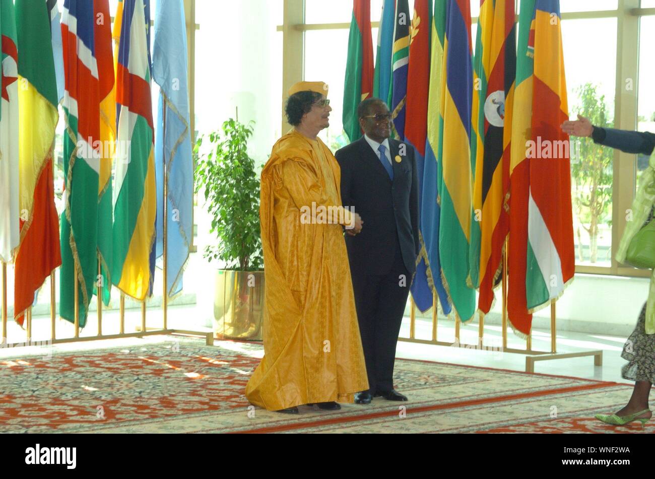 Tripoli (Libano) - TREDICESIMO VERTICE DELL UNIONE AFRICANA DI Stati e governi - IL LEADER DEL LIBANO MUAMMAR GHADDAFI DA IL BENVENUTO AL PRESIDENTE DI ZIMBAWE Robert Mugabe (Djibril Sy/MAXPPP/IPA/fotogramma, TRIPOLI - 2009-07-01) ps la foto è utilizzabile nel rispetto del contesto in cui è stato preso e senza intento diffamatorio del decoro delle persone rappresentate (Djibril Sy/MAXPPP/IPA/fotogramma, archivio fotografico - 2019-09-06) p.s. la foto e' utilizzabile nel rispetto del contesto in cui e' stata scattata, e senza intento diffamatorio del decoro delle persone rappresentate Foto Stock